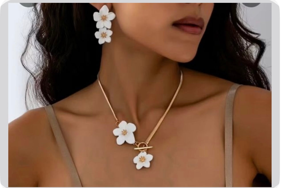 2 pcs set Flower pendant Necklace and Earrings-stylish and Elegant, Suitable for women