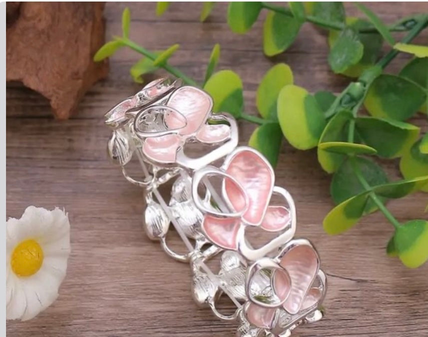 A colorful Creatively Designed New Fashion Elegant Enamel Butterfly-Shaped Hollow Metal Bracelet